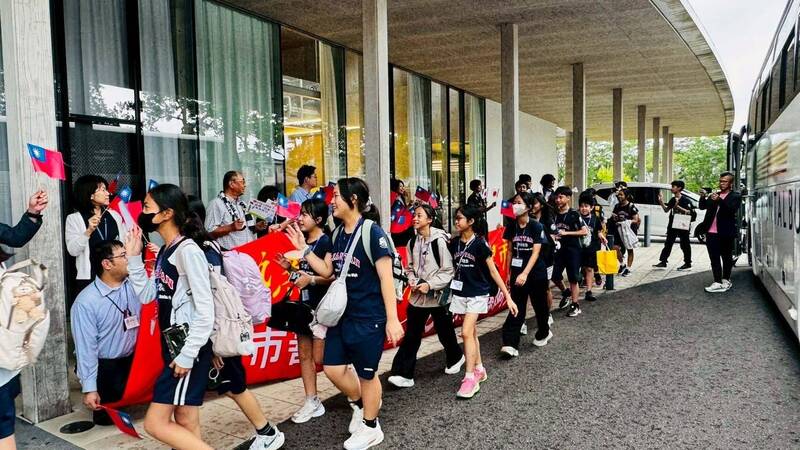 台南蓮潭國中小鹿兒島交流 日市長率員工揮國旗迎接