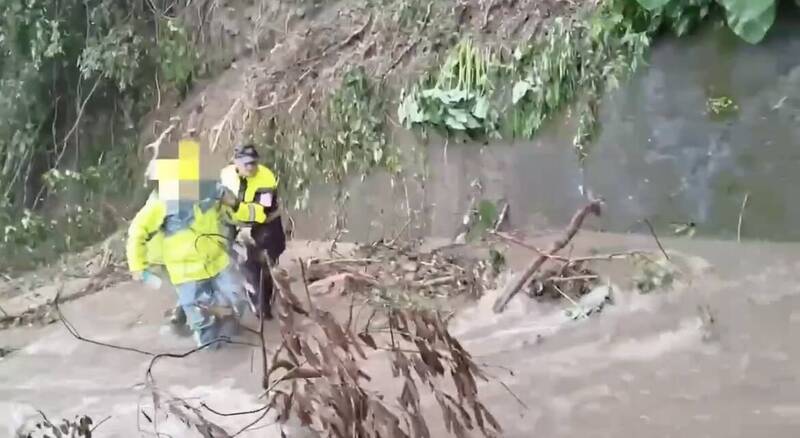 橫山警風雨中驚險救出11名受困搶修人員