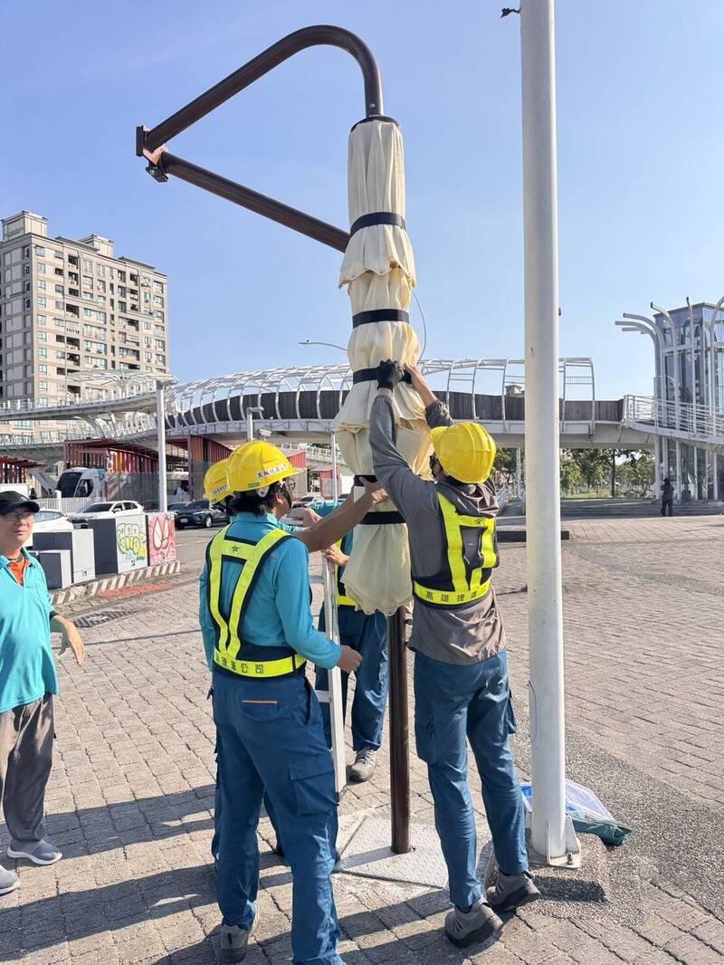 高雄遮陽傘提前收合防颱,毫髮未損。(捷運局提供)