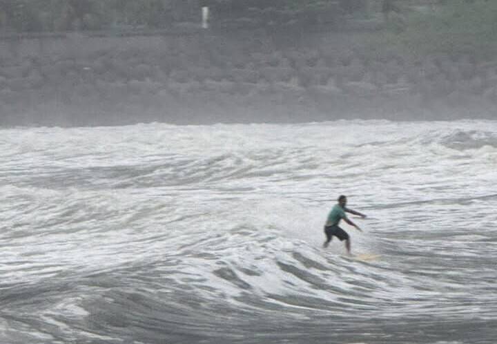 高雄男颱風天西子灣衝浪 海巡:非警戒區勸離未開罰