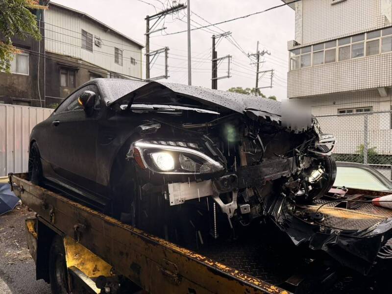 豪雨打滑!國1三義段賓士車失控自撞護欄