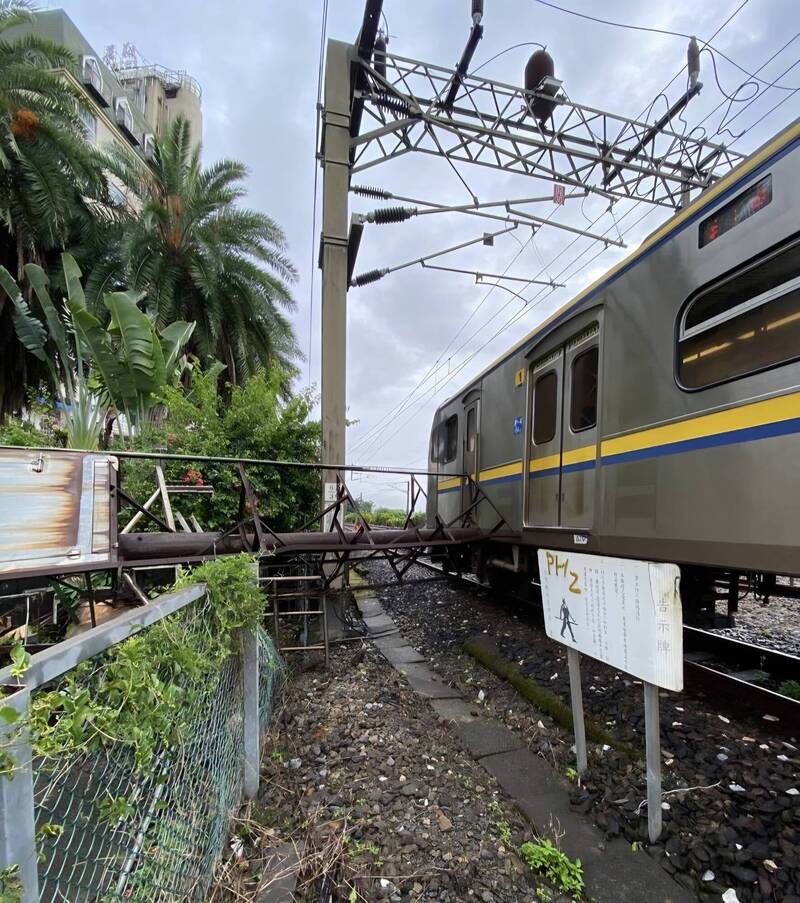 礁溪車站旁飯店舊招牌鐵架倒塌 台鐵區間快車擦撞受損