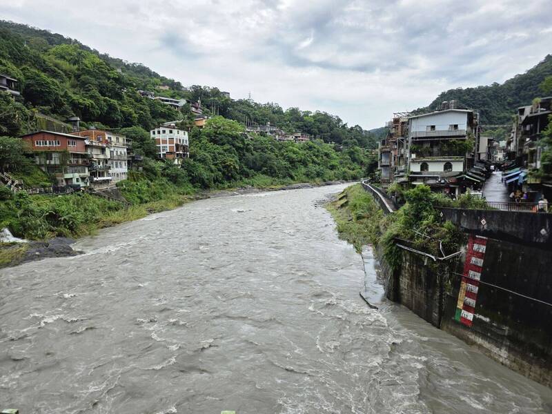 新北烏來南勢溪水位隨颱風遠離回降 北107線7公里坍方路段搶通