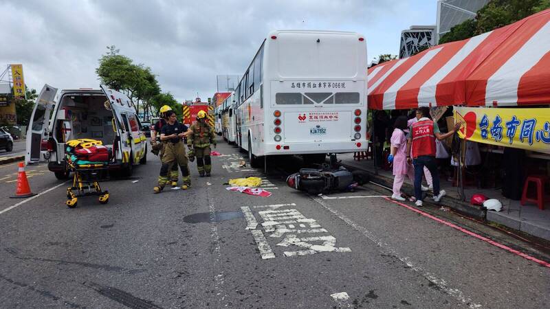 台南路口3機車近7旬男卡捐血車底 4騎士傷送醫