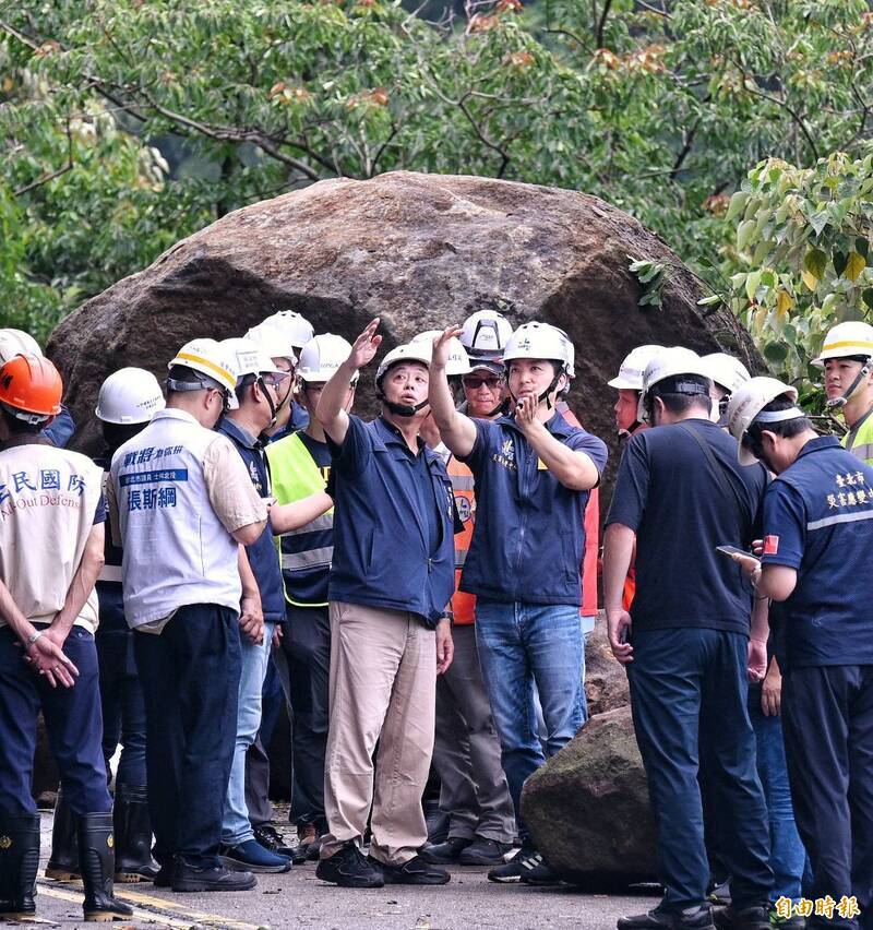 北投泉源路巨石掉落擋道 蔣萬安視察喊危險:不敢貿然通車