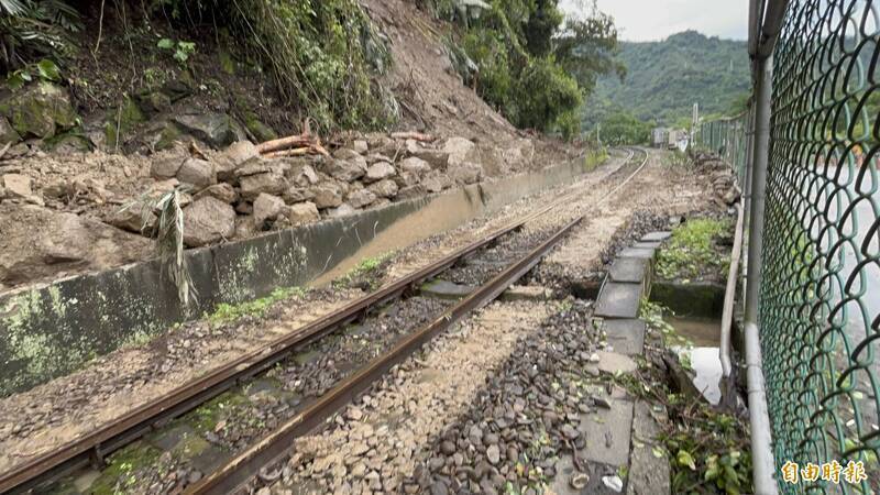 巴威豪雨內灣線3邊坡滑落 台鐵提早搶通預計14:52恢復行車