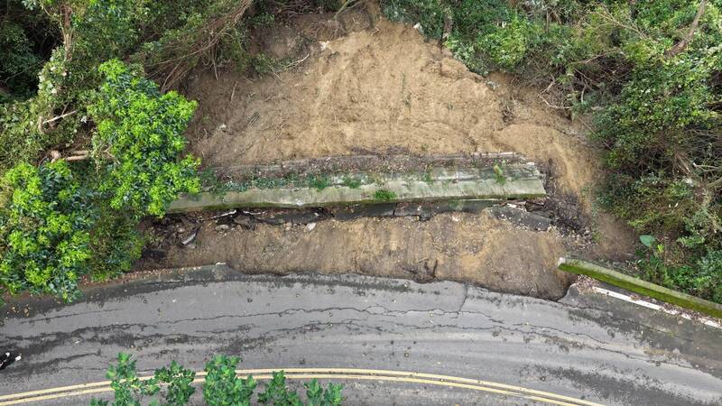 巴威颱風過境 苗栗縣內多處道路發生崩塌、淘空情形