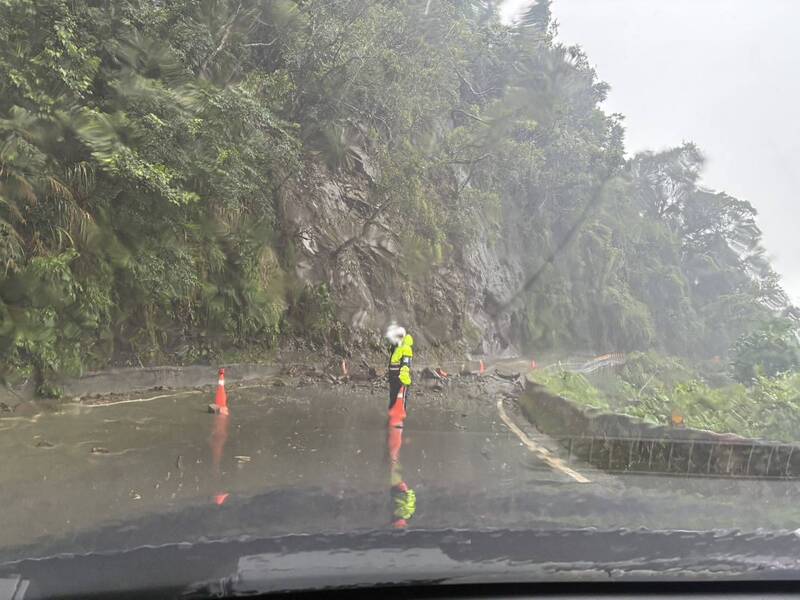 巴威遠離 嘉縣零星道路倒樹、土石崩落今午後搶通