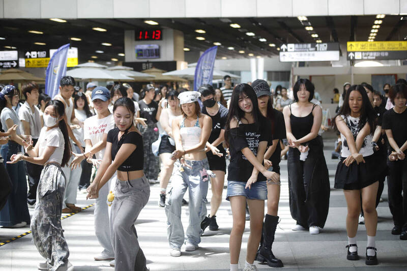 「K-POP隨播即跳」跳進高雄車站 為國際街舞大賽決賽暖身