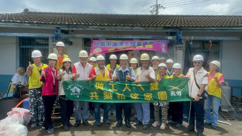 巴威颱風一走立即上工 台南做工行善團兵分三路助弱勢家庭