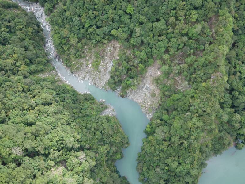 萬里溪堰塞湖降為黃色警戒 距溢流口剩5米、估7/15滿水