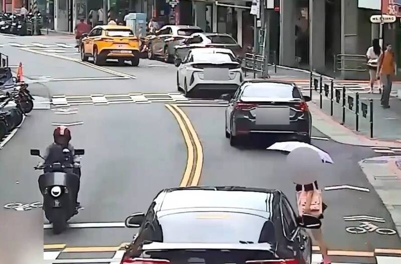 北市婦過馬路遭賓士撞擊命危 駕駛未禮讓將開罰吊照