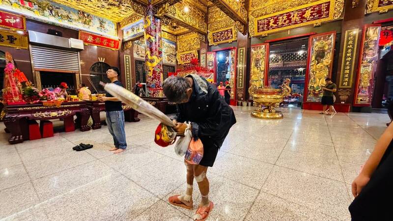無懼高溫強颱 「勇腳伯」追完「伸港媽」7天遶境