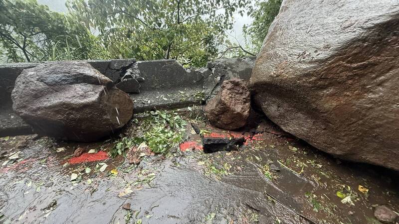 北投泉源路巨石砸路 最快7天搶通單線