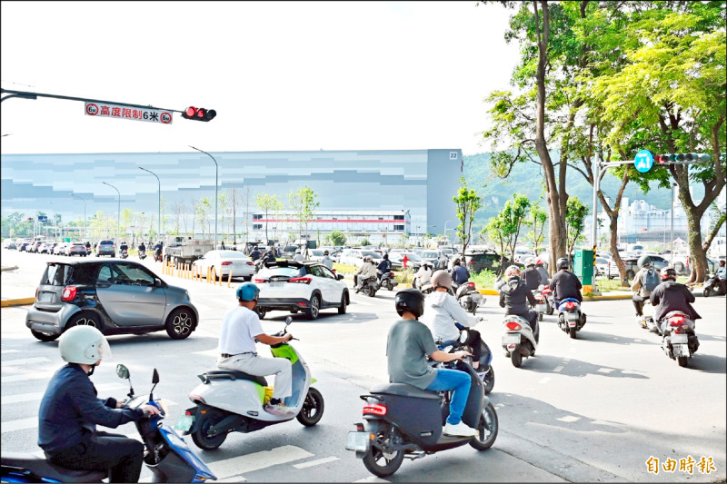 台積電高雄廠上班人車多。(記者李惠洲攝)