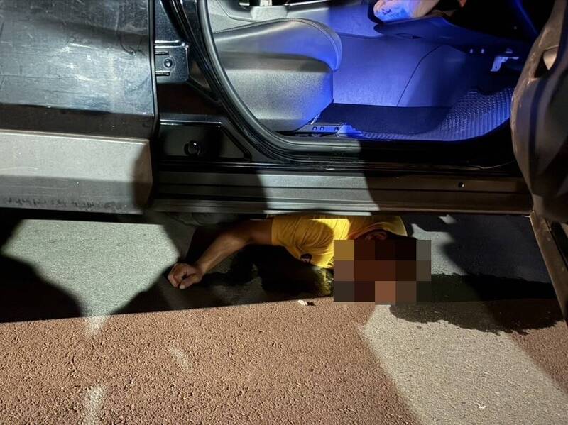 基隆男子疑酒醉路倒巷弄 遭汽車壓過卡車底