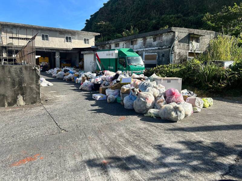 颱風過後垃圾滿溢 綠島鄉清潔隊前出現垃圾接力長龍