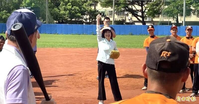 何欣純棒球夏令營開球 4度痛批台中是「球棒之都」