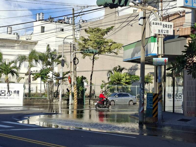 颱風走了年度大潮緊接而來 東港大成路晴天積水重現