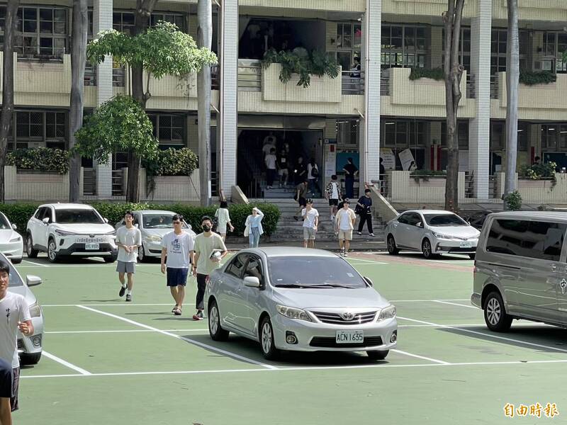分科物理 考生喊比去年難 「明明知道觀念就是算不出來」