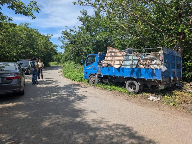 莿桐農民撞見濁水溪堤岸偷倒有毒廢棄物 拿鋤頭圍堵2小時仍脫逃