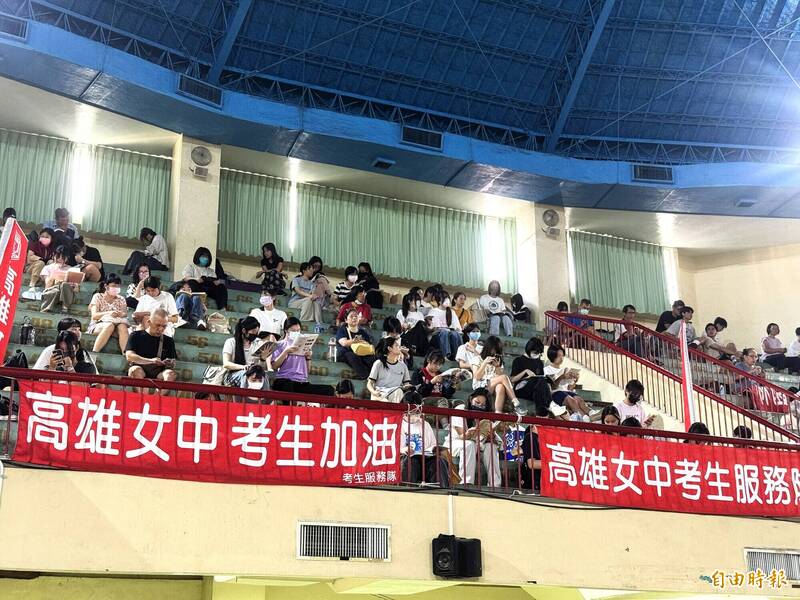 大學分科測驗化學圖表多、難易適中 高雄考生:碘鐘反應題較花時間