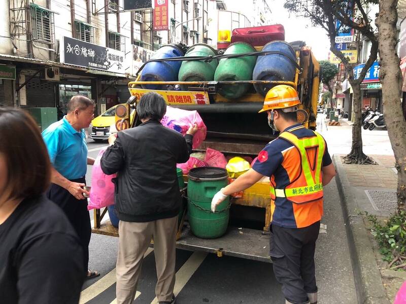 民怨查不到颱風加收垃圾車位置 新北環局:爆量主機負載過重