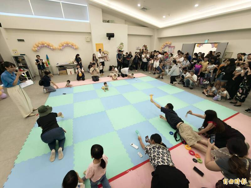 台東寶寶爬行賽「觀眾比選手累」 縣府再推新手爸媽禮包4.0
