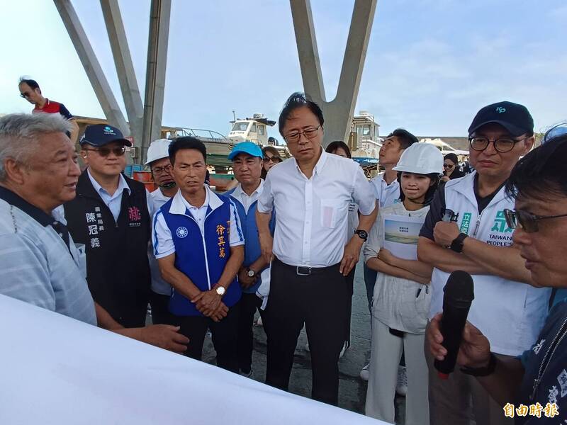 立院經濟委員會考察竹圍漁港 地方盼中央補助經費改善鏽蝕上架場