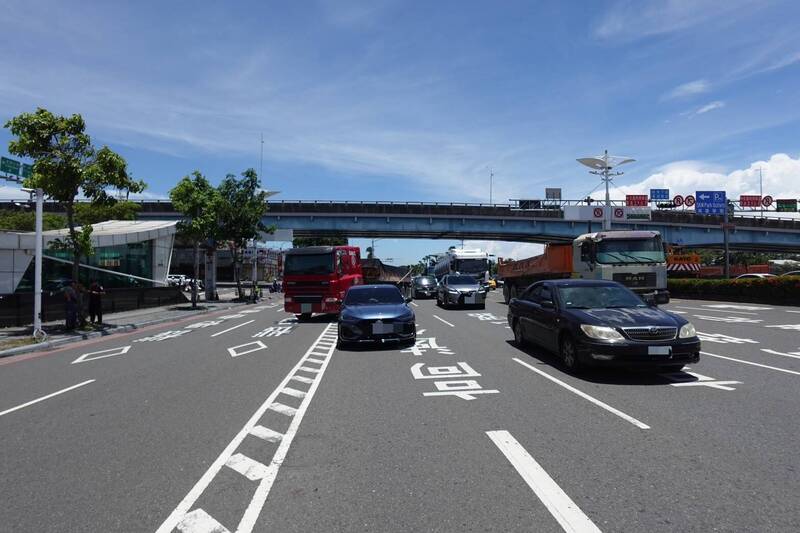 高雄前鎮曳引車擦撞轎車 2駕駛疑爆口角被警約談