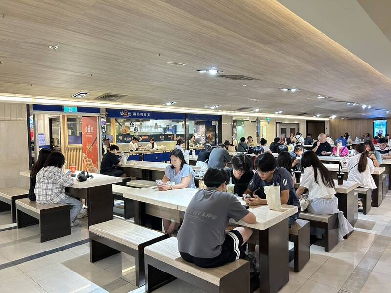 中市百貨美食街、超市未受毒油影響 人潮如以往