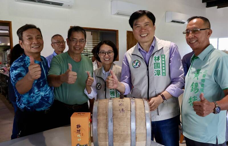 林國漳再訪三星關心颱風後農損 支持者送「鶴禮成功米」祝福