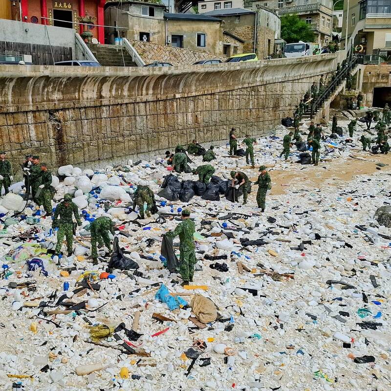 誇張畫面曝光!馬祖北竿橋仔碼頭 颱風後堆滿海漂垃圾