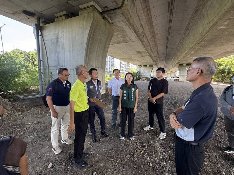 台86線灣裡段道路下方空間閒置 民代爭設籃球練習場