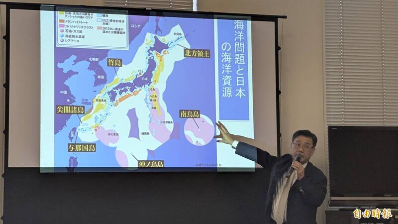 日本跨黨派國會議員組成的研究團體「思考台灣海峽和平與穩定國會議員之會」今天舉辦首次研究會,由參議員山田吉彥講解日本重要離島的現況。(駐日特派員林翠儀攝)