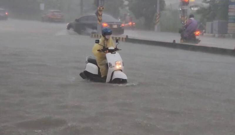 雲林暴雨驚人 斗六、林內馬路變河流