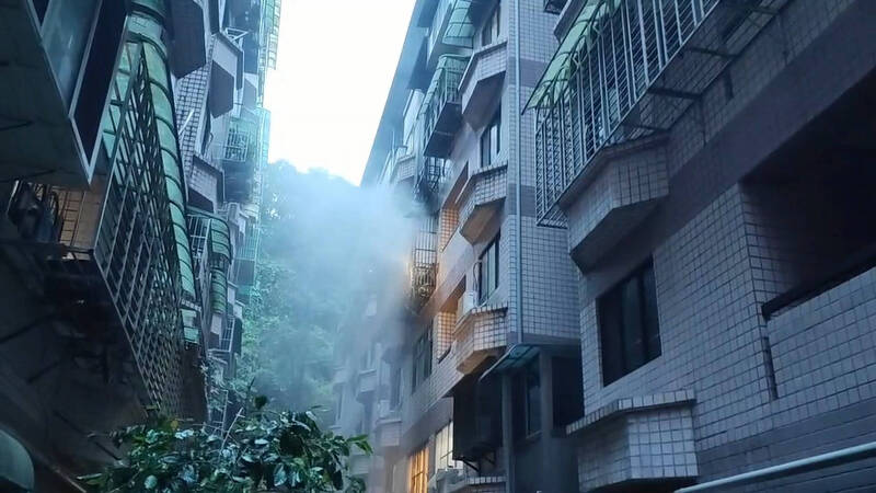 基隆暖暖公寓驚傳火警 火舌竄出陽台