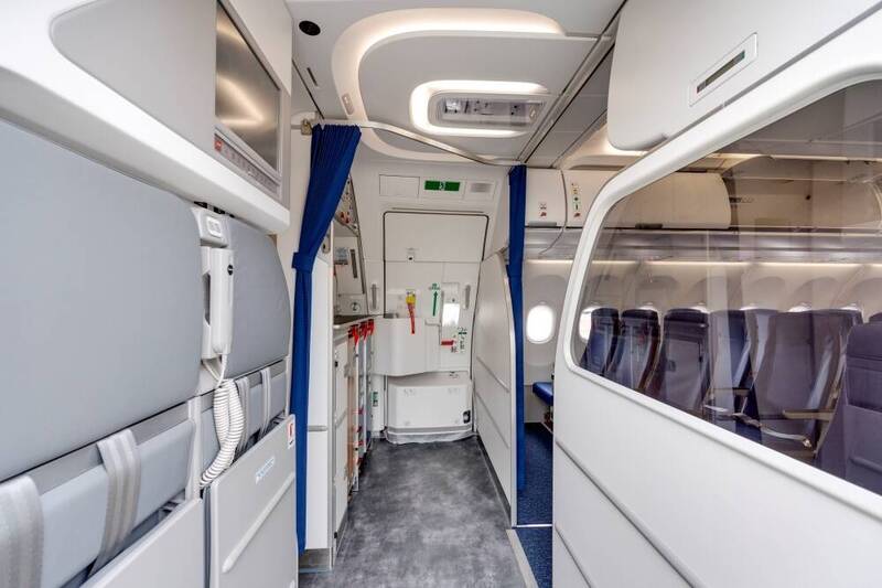 A320neo迎賓區採用全新門框設計、內裝飾板與流線型頂棚。（台灣虎航提供）