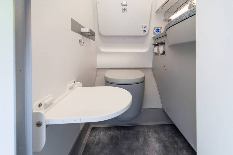 A320neo機內前方廁所增設無障礙移位輔助座及雙組呼叫按鈕等，全面提升協助行動不便的旅客。（台灣虎航提供）