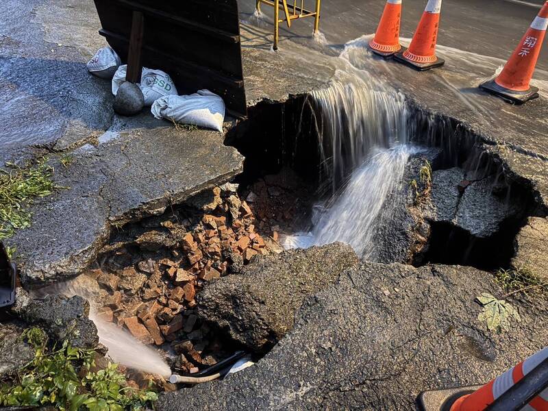 自來水爆管!桃園龜山路基掏空擴大 緊急鋪鐵板交通錐警示