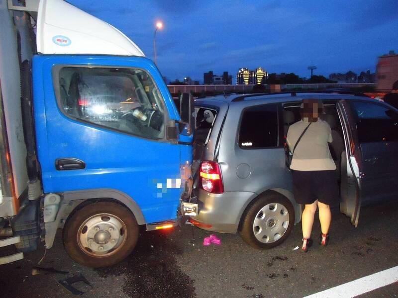 未保持安全距離 國1高雄段6車連環車禍