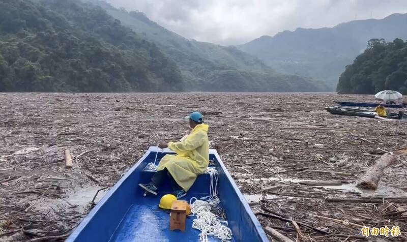 密密麻麻好驚人!石門水庫集水區上游沖刷 大批漂流木卡住河道船隻