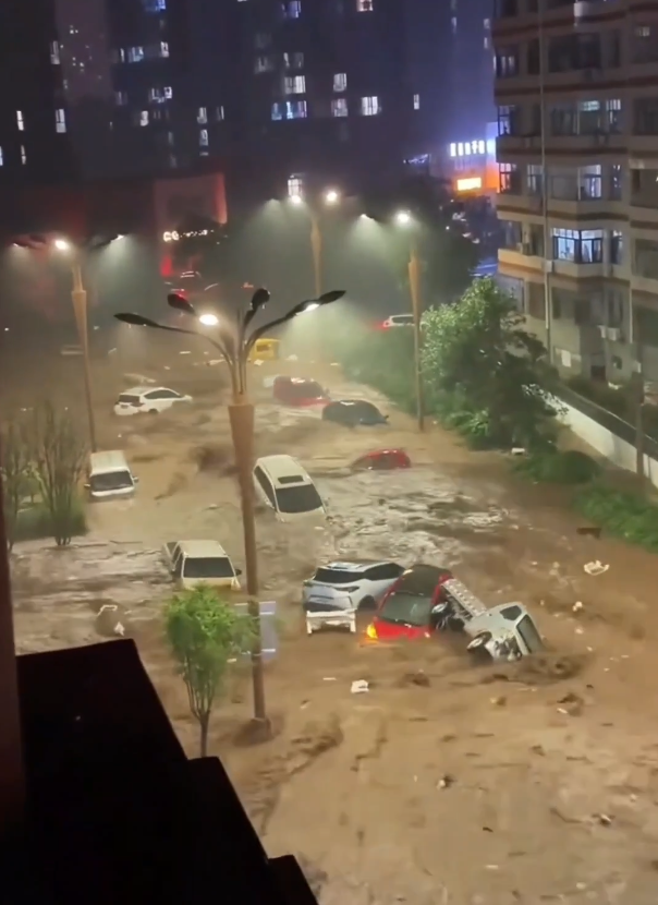 車裡疑還有人!中國河北承德暴雨淹水達3公尺 大批車輛被沖走