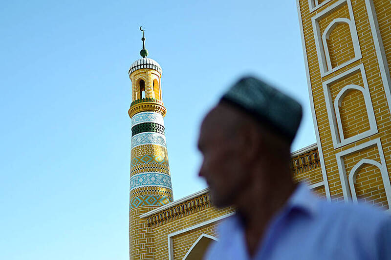 《TAIPEI TIMES》 China aims to woo teachers with Xinjiang trips