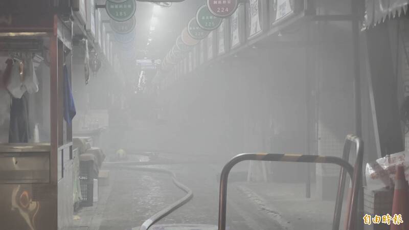 花蓮市重慶市場旁邊的四連棟鐵皮屋今天0點發生火災，市場內布滿濃煙。（記者王錦義攝）