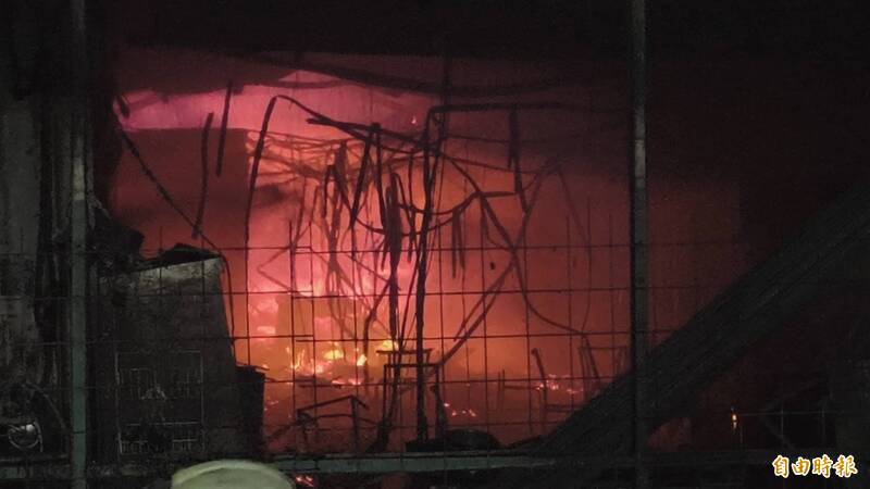 花蓮重慶加油站旁鐵皮屋大火 忠犬「來福」狂敲門救主卻失蹤