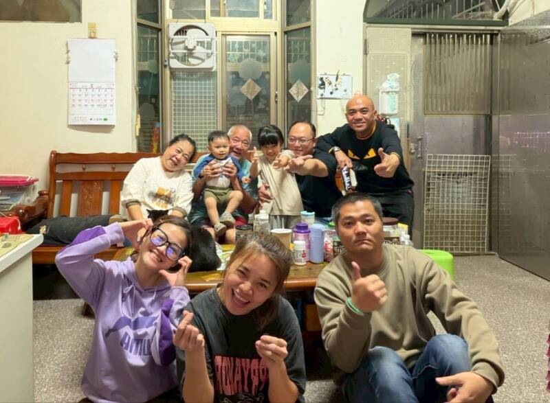 原住民爸爸潘新貴（後排左2）全家福。（南市社會局提供）