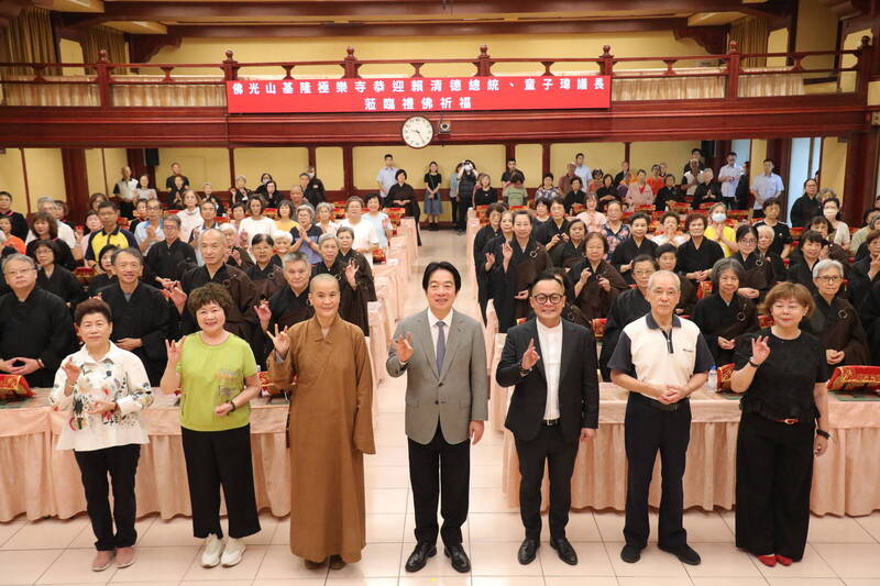 總統賴清德(中)與民進黨參選人童子瑋(右三)參訪佛光山極樂寺。(童子瑋辦公室提供)
