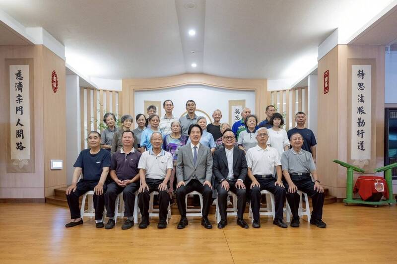 總統賴清德(前中)與民進黨參選人童子瑋(右二)到慈濟基隆靜思堂參訪祈福。(童子瑋辦公室提供)