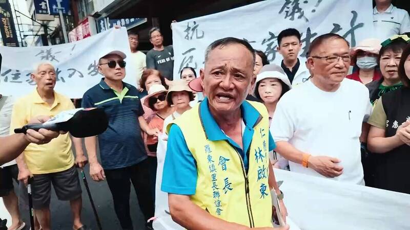 羅東南門路設停車格與人行步道 居民拉白布條抗議大罵賊仔政府